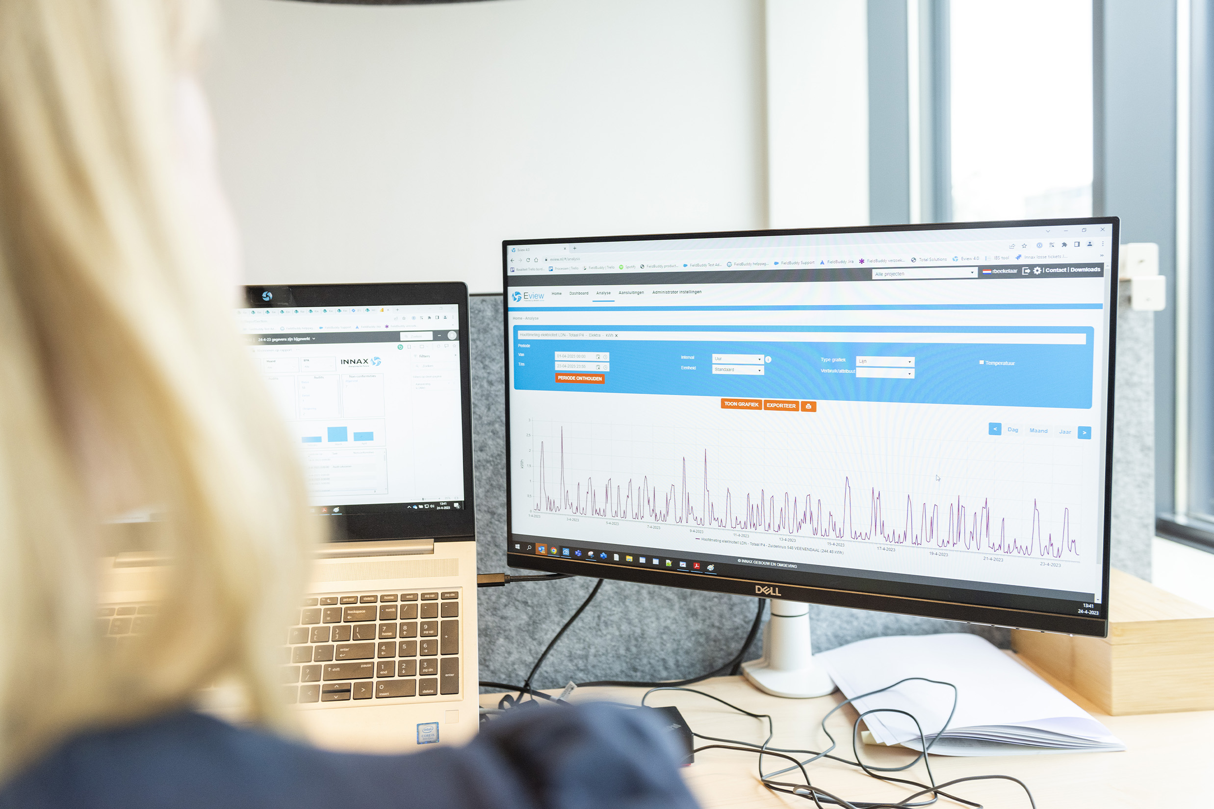 Een gebruiker van het online monitoringssysteem Eview