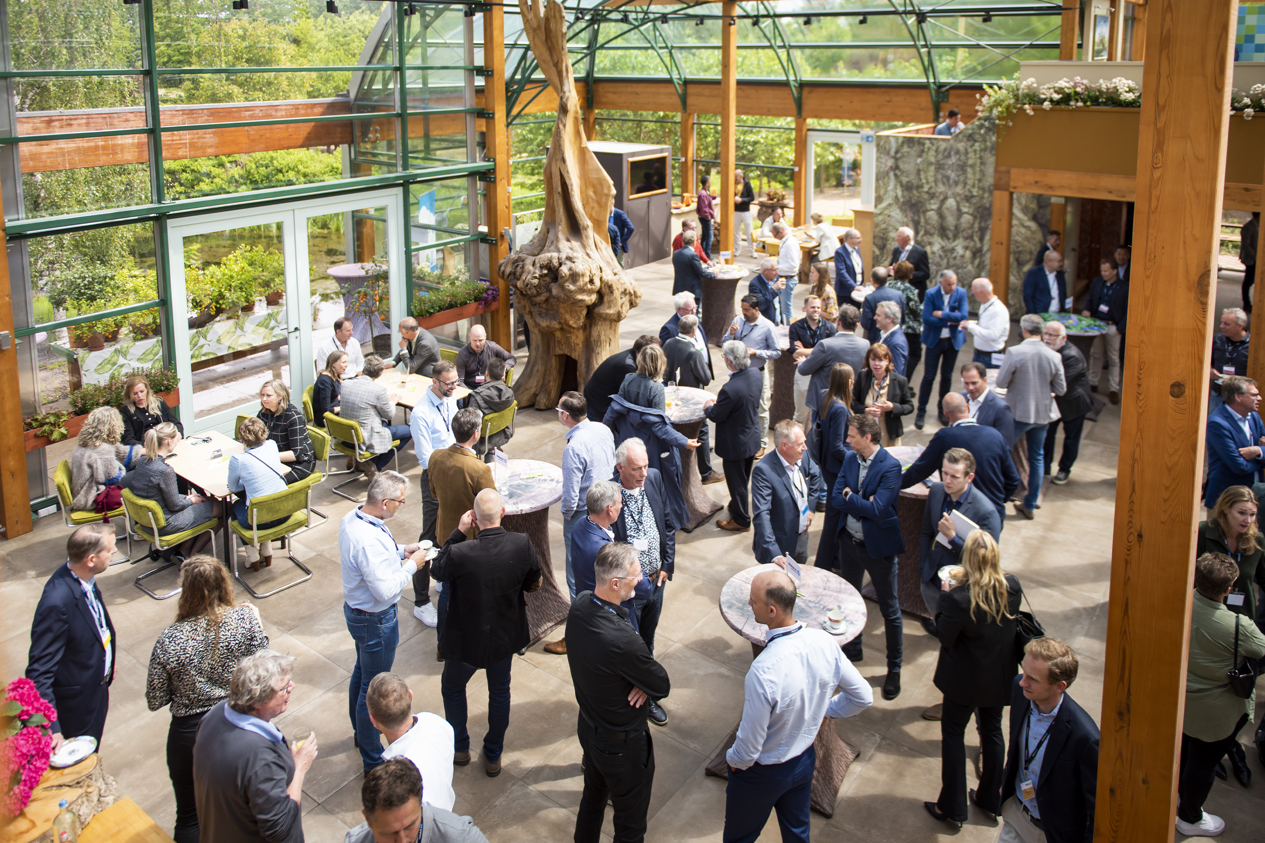 INNAX BIG BENG 2022 - Omarm de Toekomst met Jan Rotmans en Helga van Leur. Op de afbeelding staat een groep mensen tijdens het event.