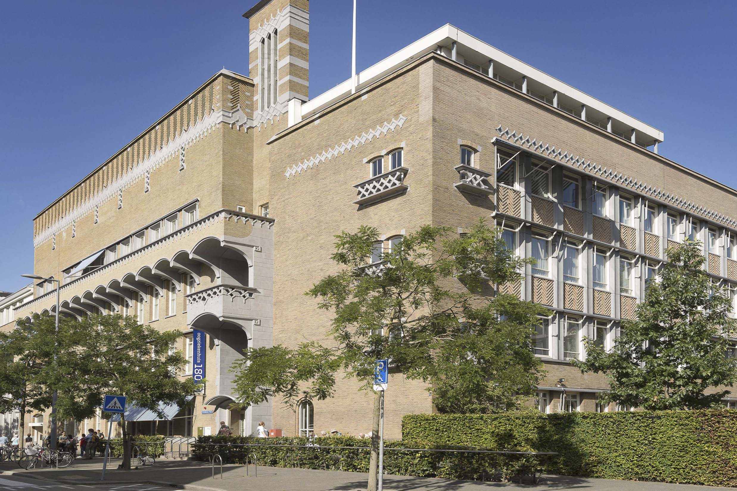Het hoofdgebouw van Oogziekenhuis Rotterdam