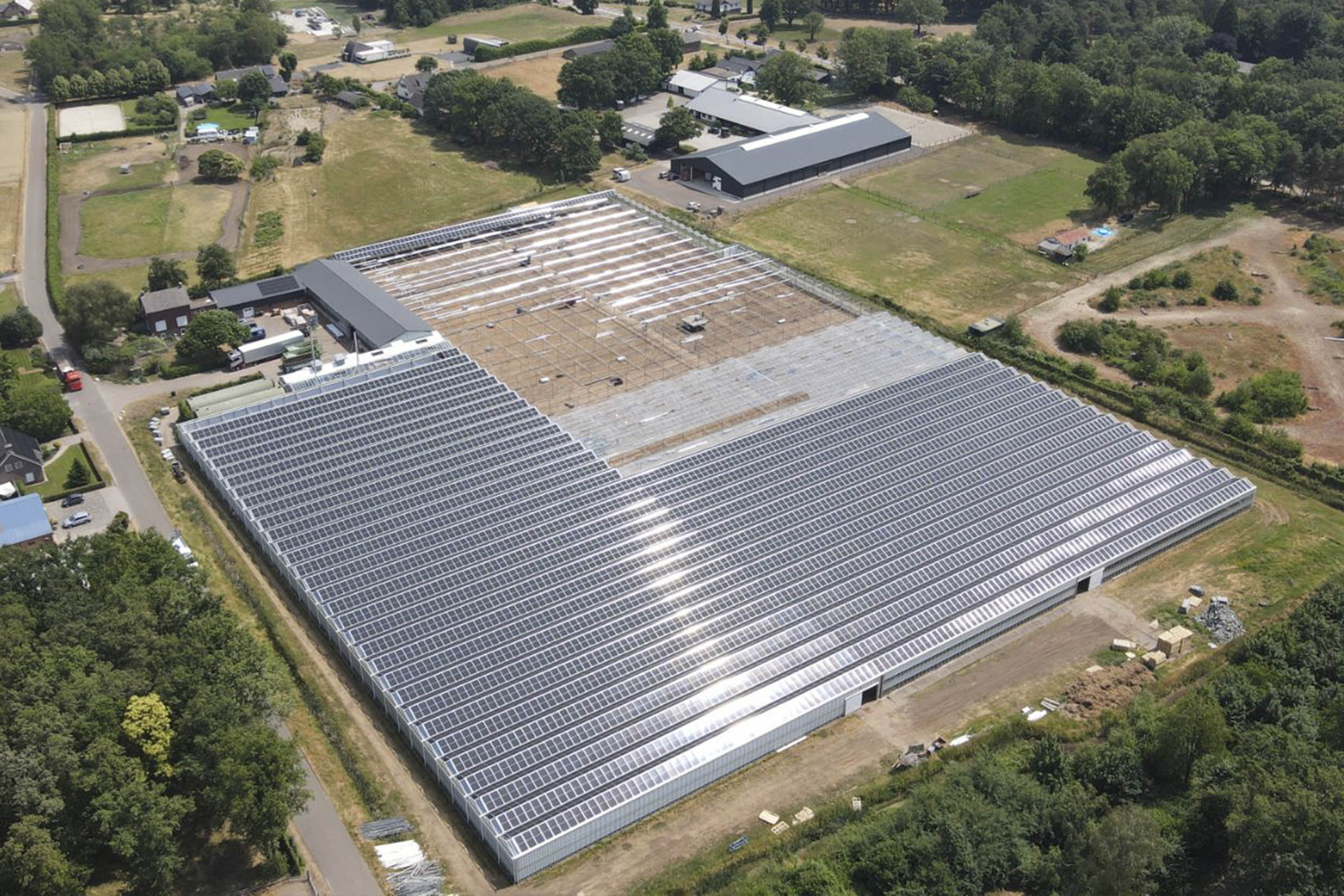 Dronefoto van een solarkas waar INNAX meetdiensten verzorgt