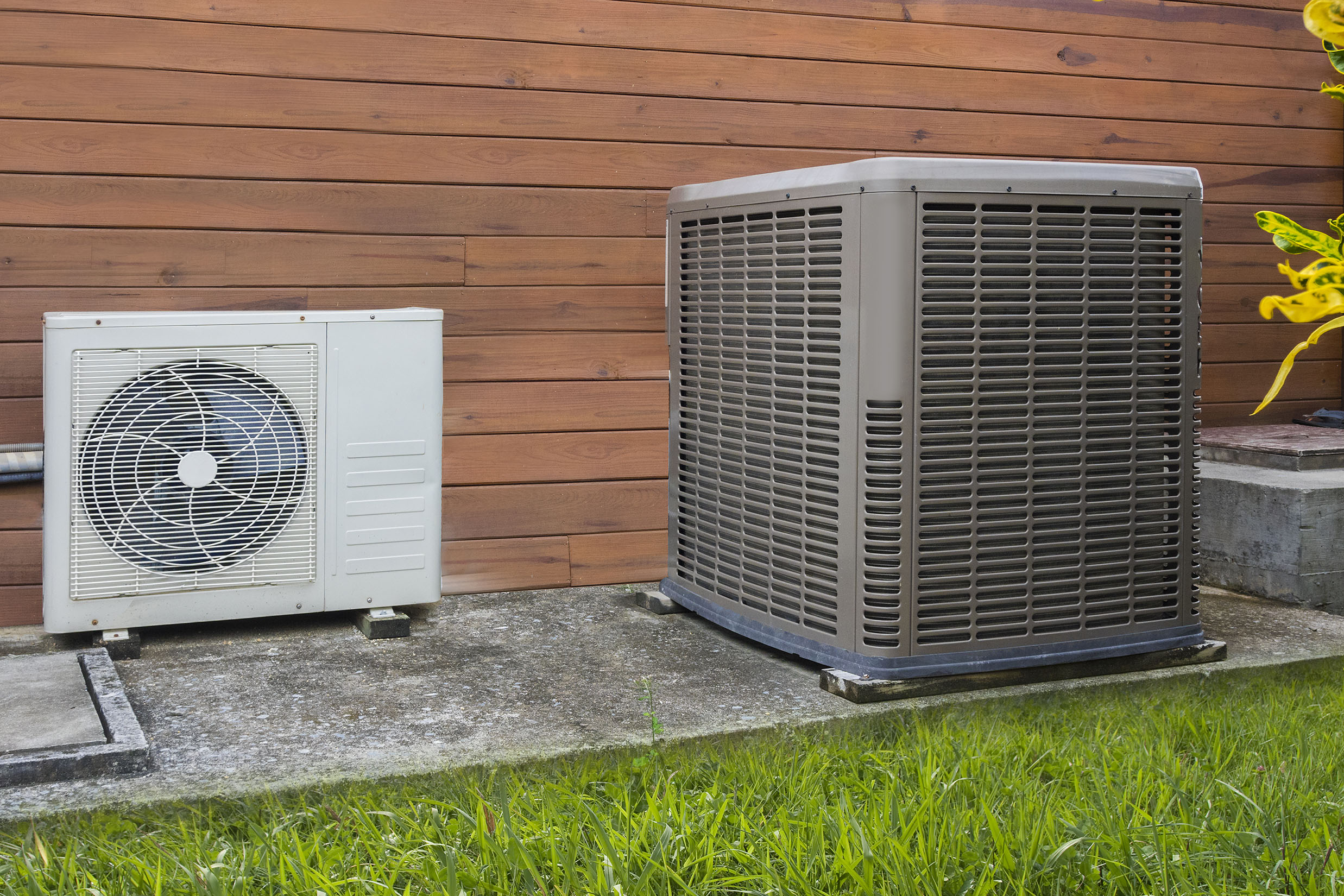 De buitenunit van een warmtepomp en een airco installatie