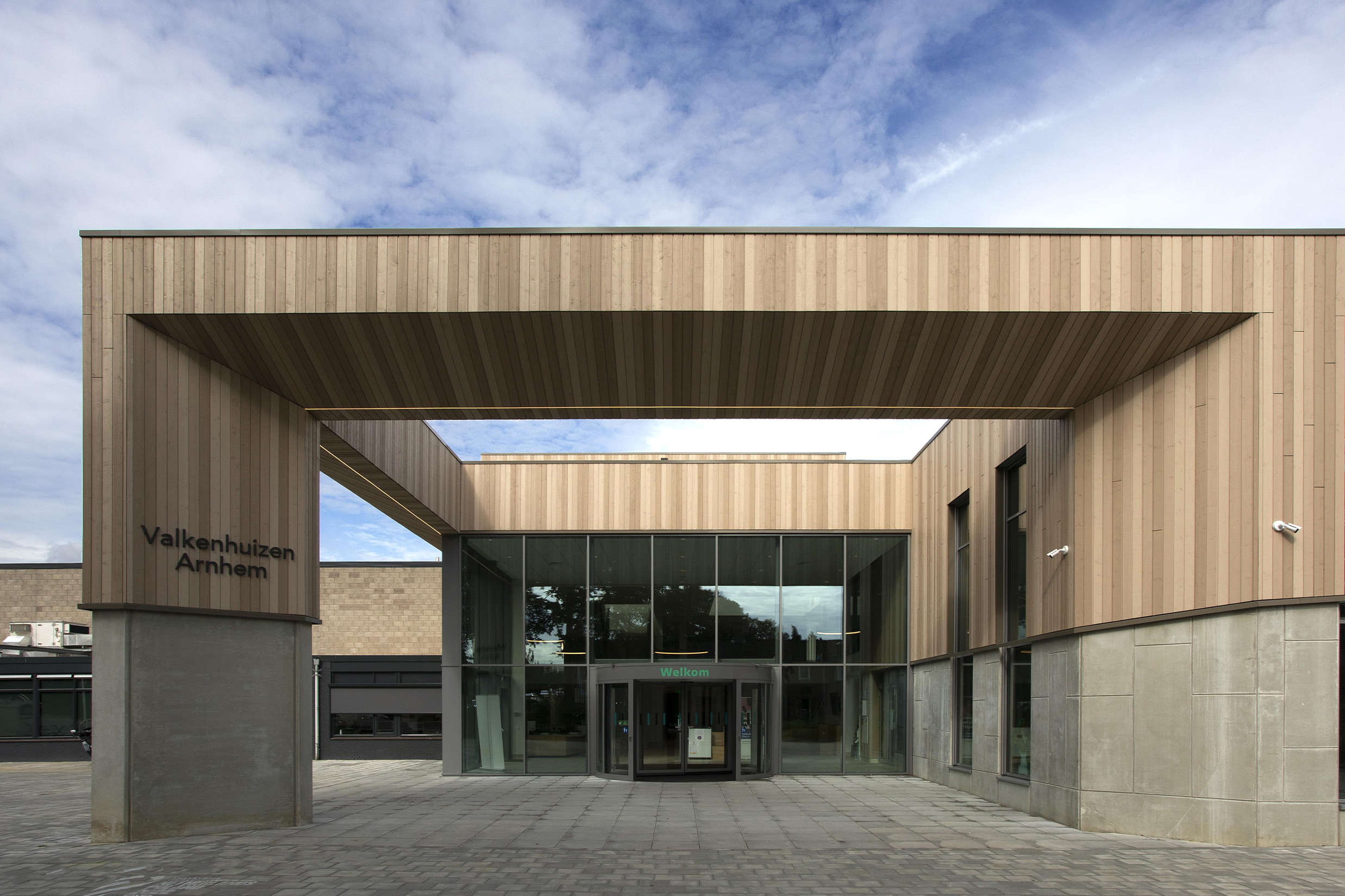 De entree van Zwembad Valkenhuizen in Arnhem