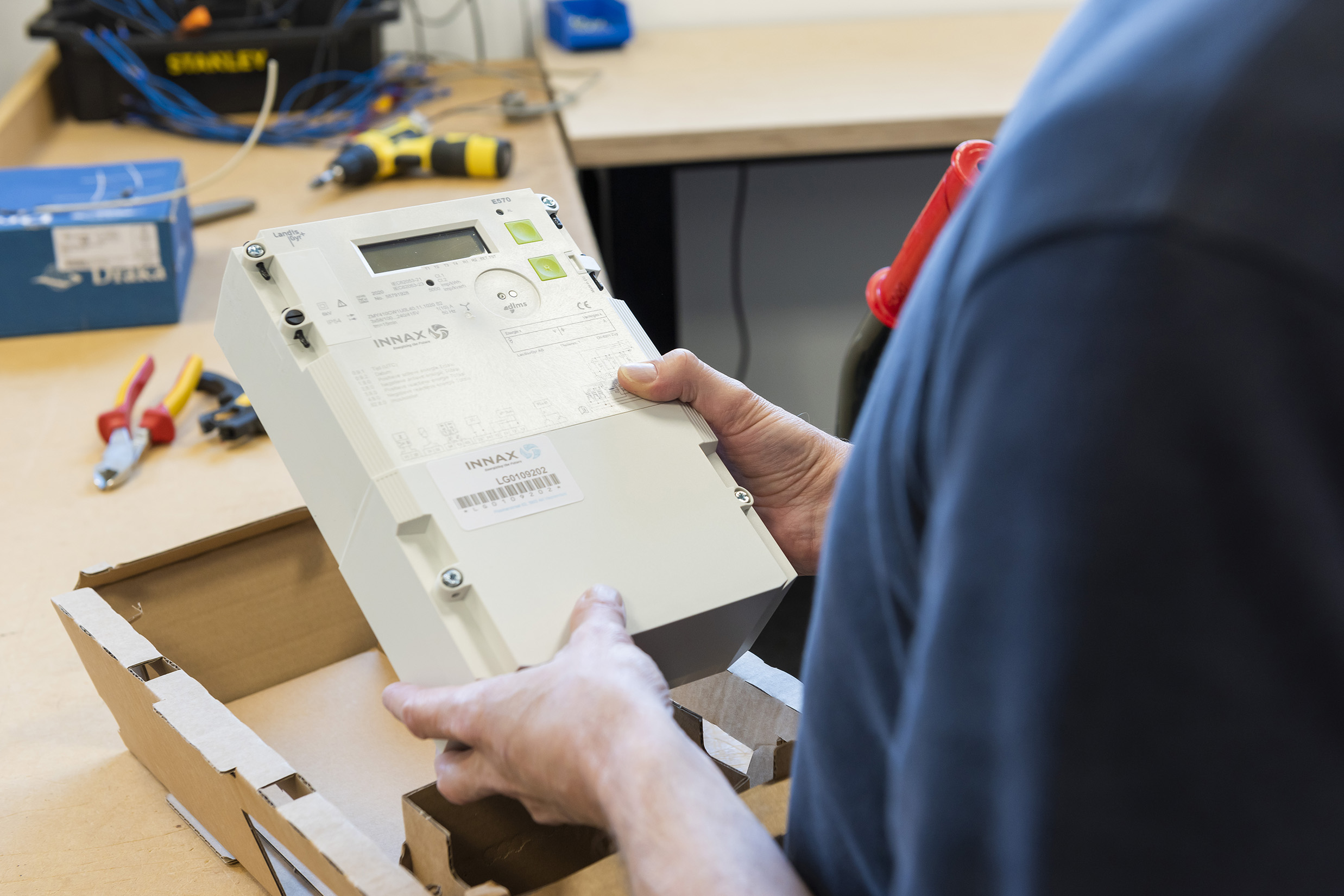 Erkend Meetverantwoordelijke houdt een energiemeter vast