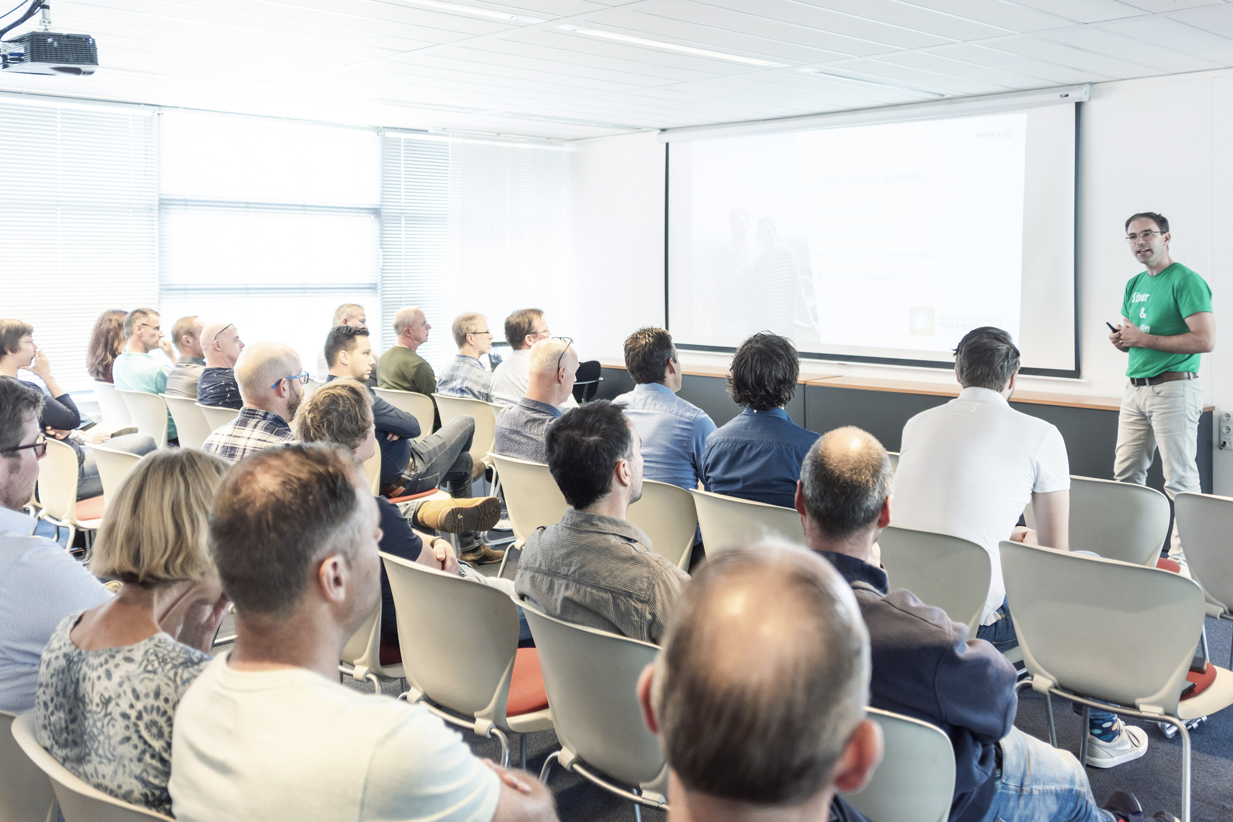 INNAX werknemers in een zaal
